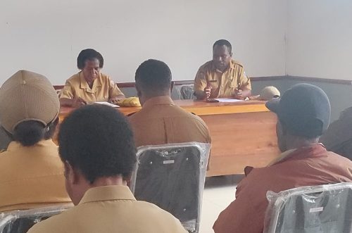 Plt. Kepala Dinas DPMK Kabupaten Deiyai Himbau kepada 67 Kepala Kampung Segera Menyampaikan LPJ, RPD, dan RAB